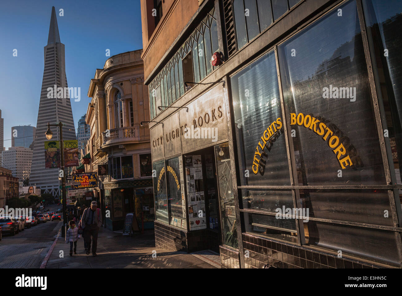 City Lights Bookstore di San Francisco e in background, Transamerica Building. Foto Stock