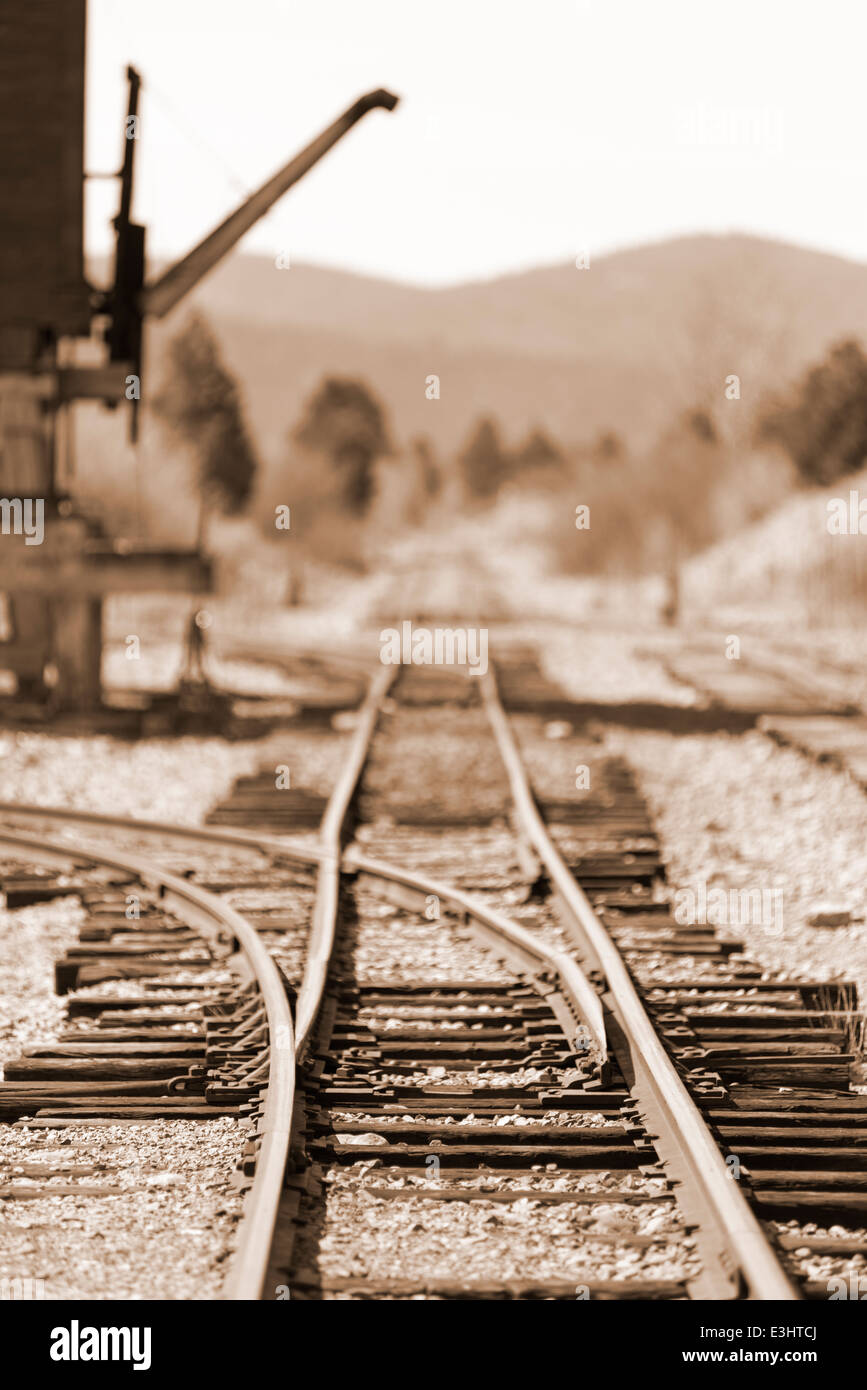 A scartamento ridotto i binari della ferrovia e water tower, Sumpter Valley Railroad, Oregon orientale. Foto Stock