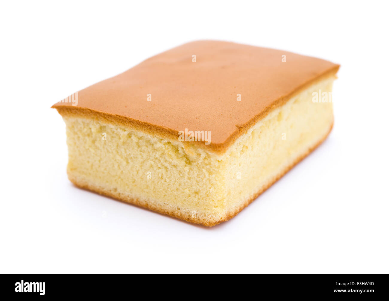 Vista laterale di pan di spagna su sfondo bianco Foto Stock