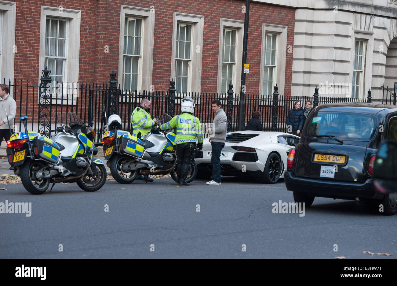 Un uomo alla guida di una Lamborghini su Grosvenor Square viene tirato su dalla polizia stradale. Dotato di: atmosfera dove: Londra, Regno Unito quando: 23 Nov 2013 Foto Stock