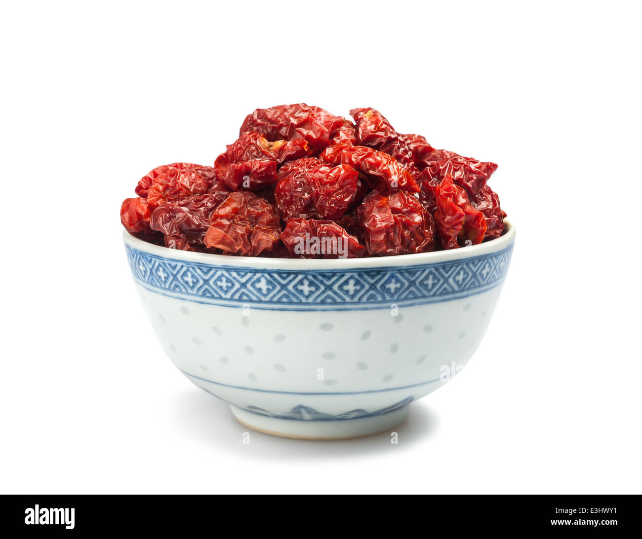 Pomodori secchi in una tazza isolata su sfondo bianco. Foto Stock