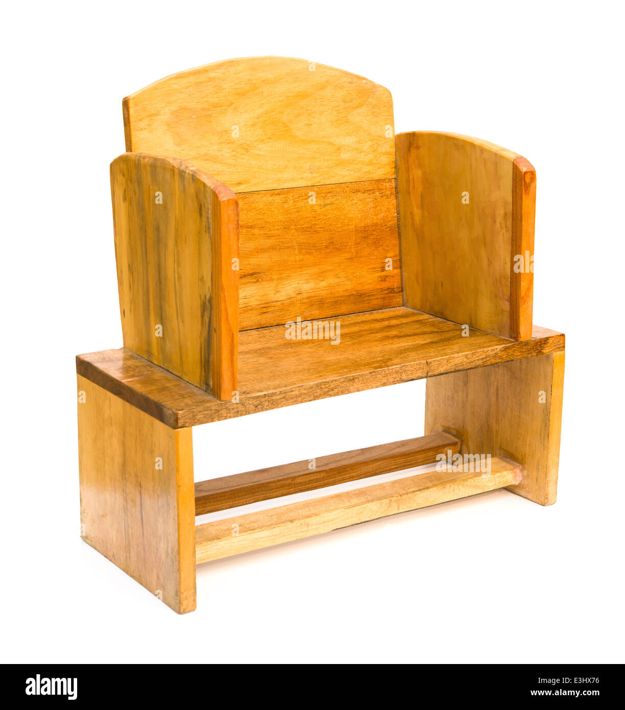 Vista laterale della sedia in legno per bambini su bianco Foto Stock
