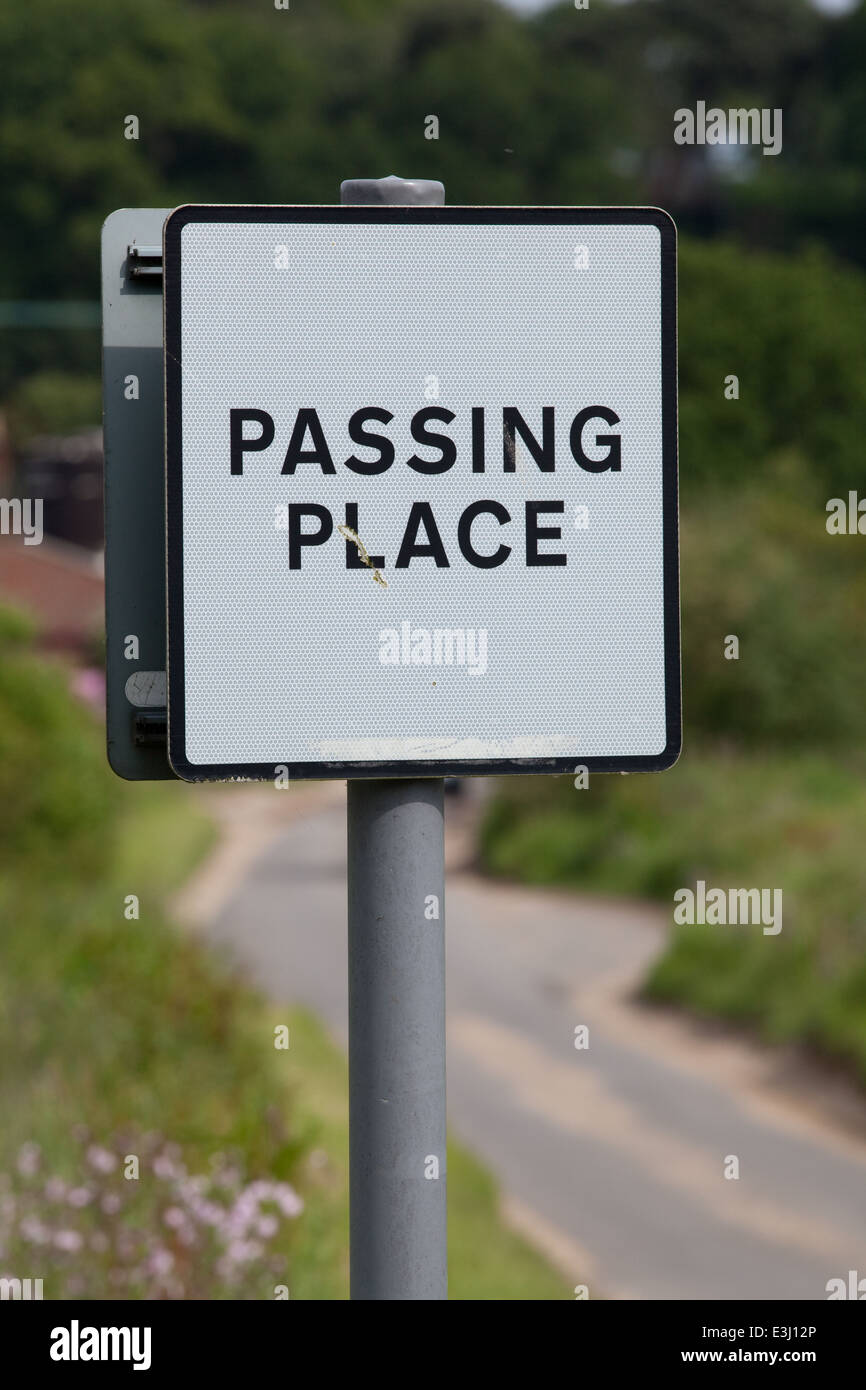 Strada rurale segno "passante posto'. Norfolk. East Anglia. In Inghilterra. Regno Unito. Affiancato a sezione di appositamente allargata strada stretta. Foto Stock