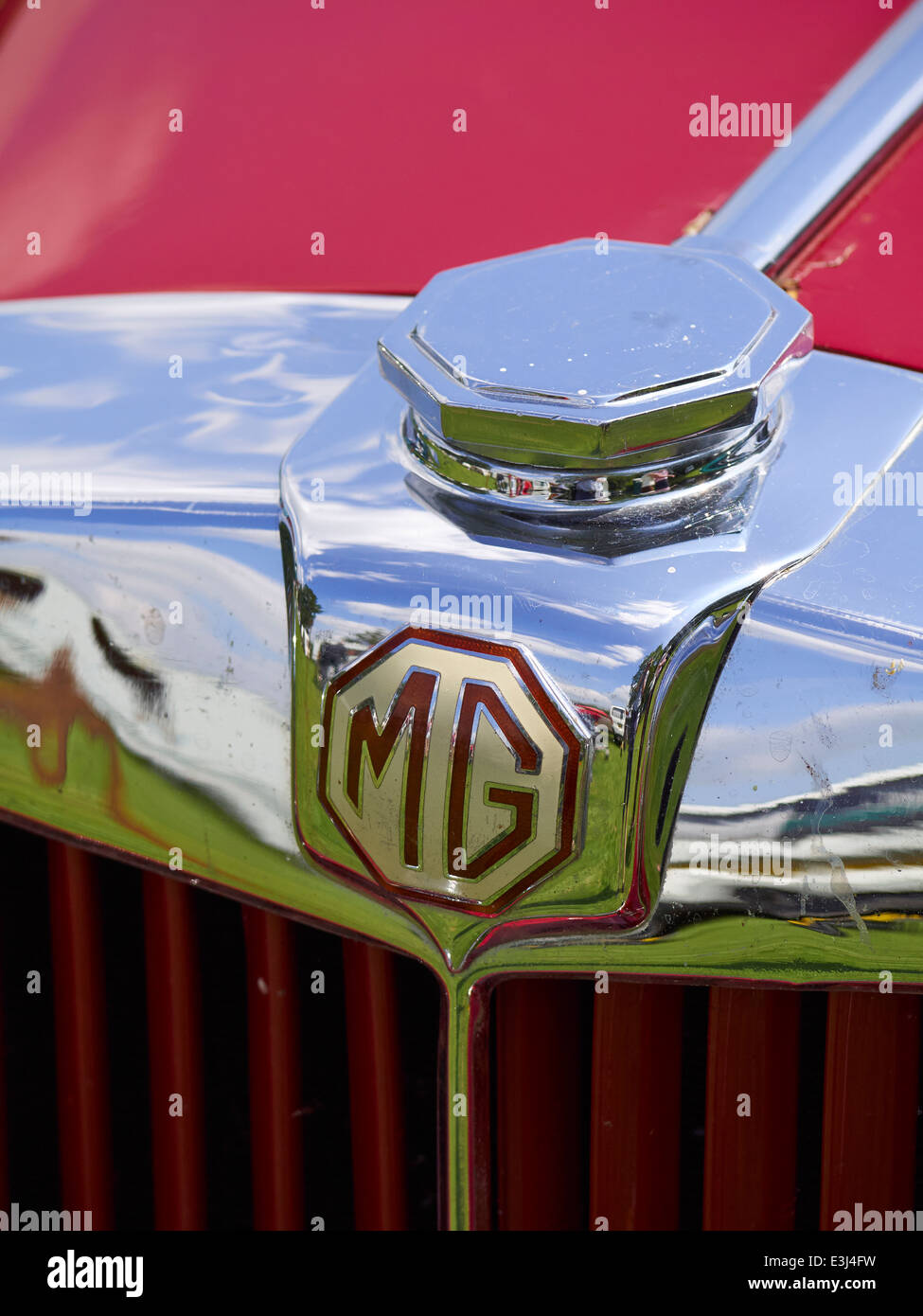 Cromato, il tappo del radiatore e arte stile decaux MG badge su un MG TD auto sportiva Foto Stock