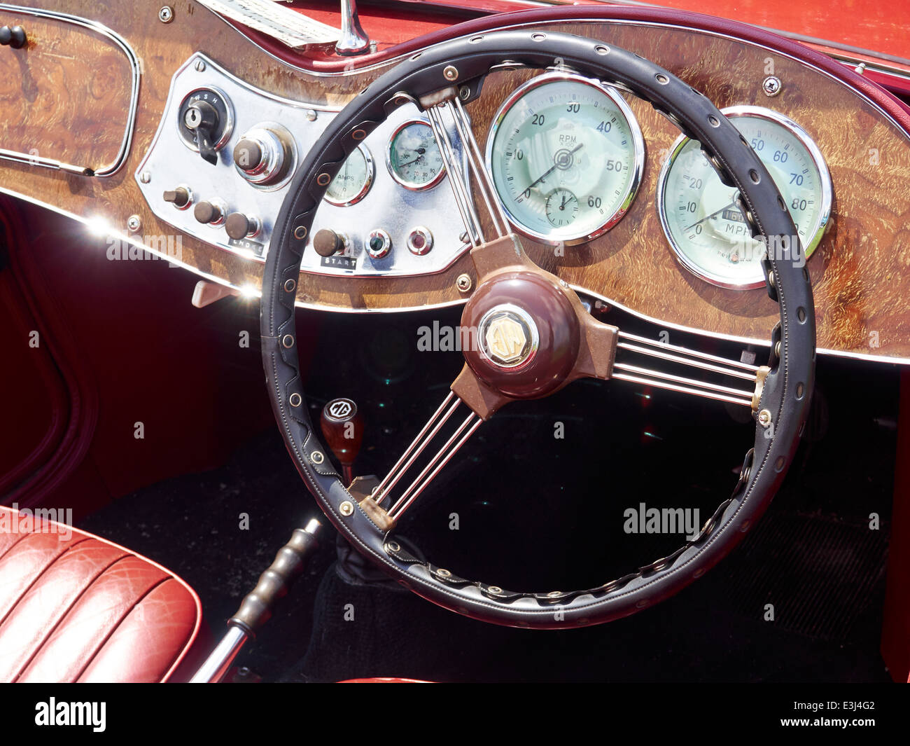 Volante e sul cruscotto di una Classic British MG TD auto sportiva prodotta 1949 - 1953 Foto Stock