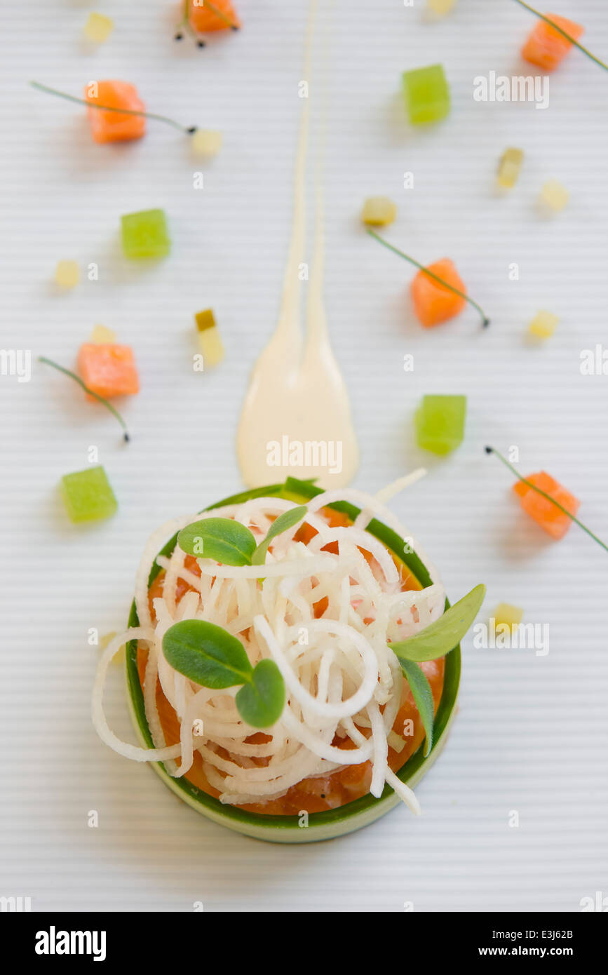 Salmone, avvolto in cetriolo, guarnita con spaghetti di riso. Foto Stock