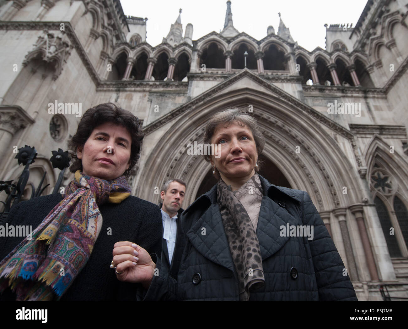 Moglie di avvelenato imprenditore russo Alexander Litvinenko lascia il Royal Courts of Justice dopo un giudizio circa il sollevamento di un ordine segreto in materia di suo marito caso. Dotato di: Marina Litvinenko (R) dove: Londra, Regno Unito quando: 27 Nov. Foto Stock