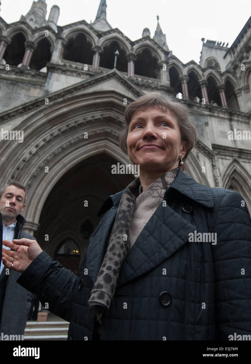 Moglie di avvelenato imprenditore russo Alexander Litvinenko lascia il Royal Courts of Justice dopo un giudizio circa il sollevamento di un ordine segreto in materia di suo marito caso. Dotato di: Marina Litvinenko dove: Londra, Regno Unito quando: 27 Nov 201 Foto Stock