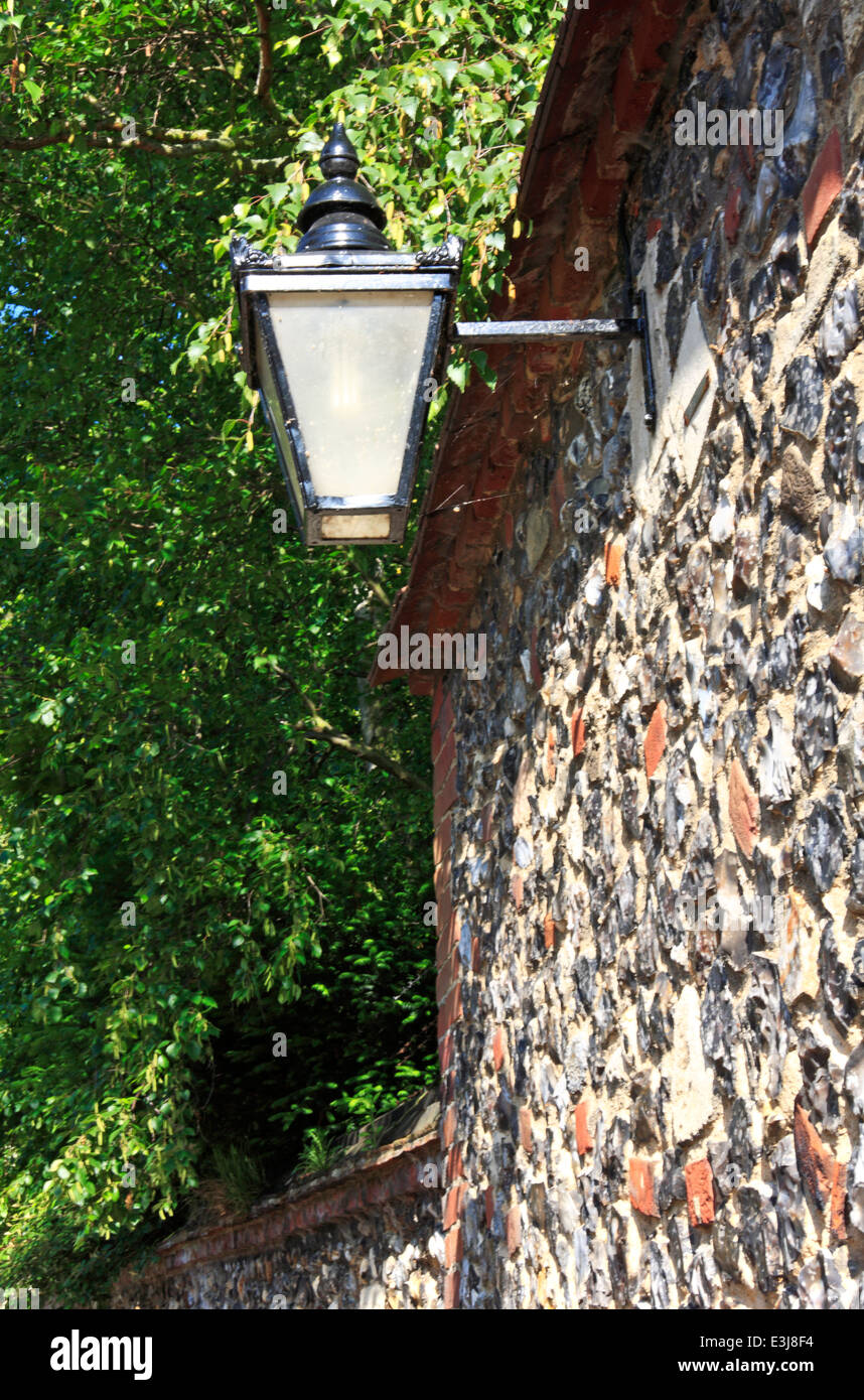 Una vecchia strada lampada su un muro medievale in Bishopgate, Norwich, Norfolk, Inghilterra, Regno Unito. Foto Stock