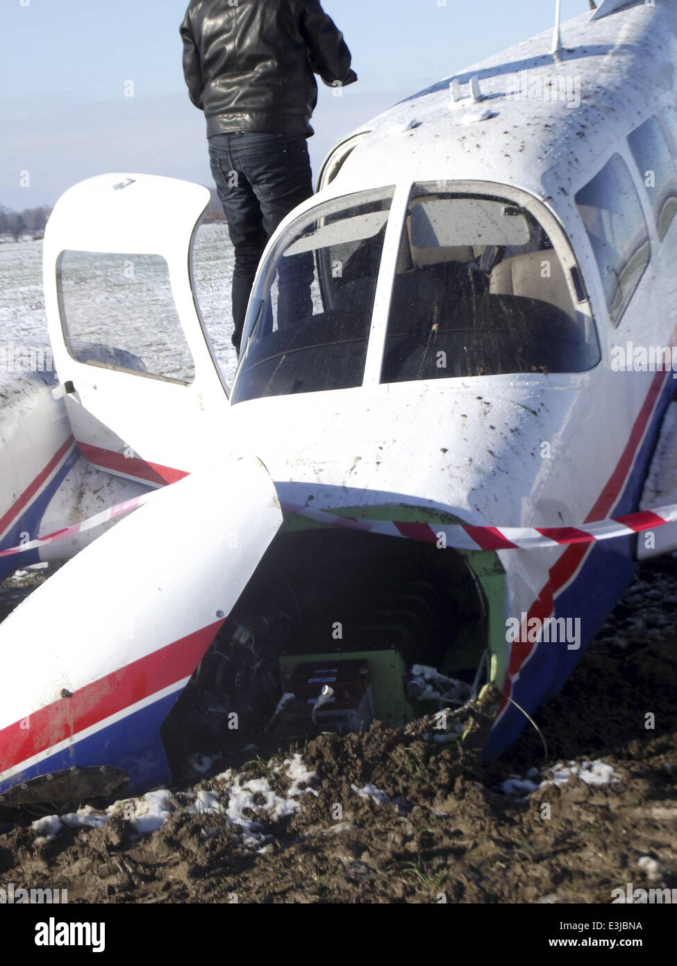 Un bagno turco registrato Piper aeromobili leggeri è costretto a fare un atterraggio di emergenza in una coperta di neve campo vicino alla città di Kazanlak, a est della capitale bulgara Sofia. Senza lesioni sono state segnalate e non è chiaro il motivo per cui il piano, che stava volando da appendere Foto Stock