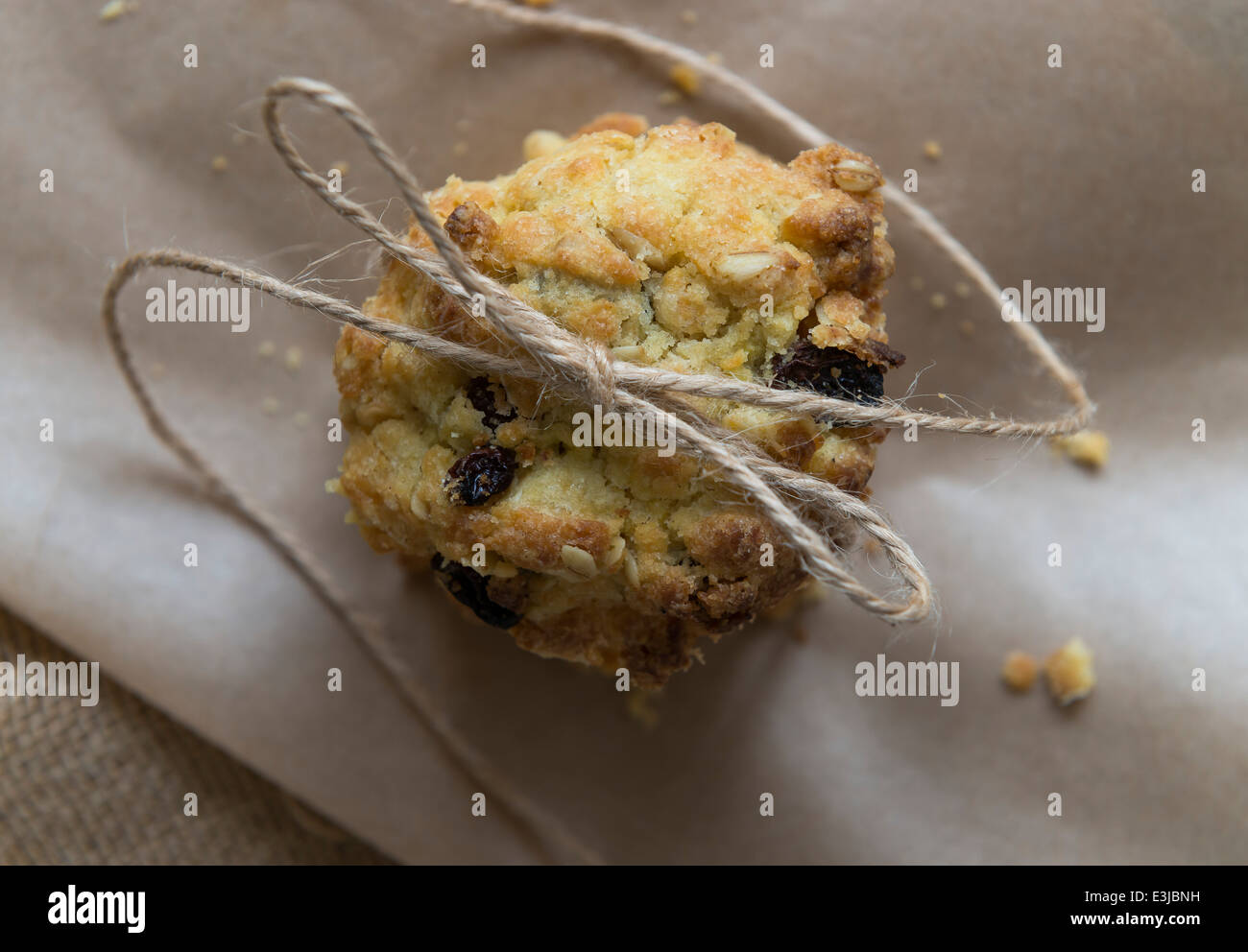 Uva sultanina e cookies di avena, fatti in casa e legato ith stringa. Foto Stock