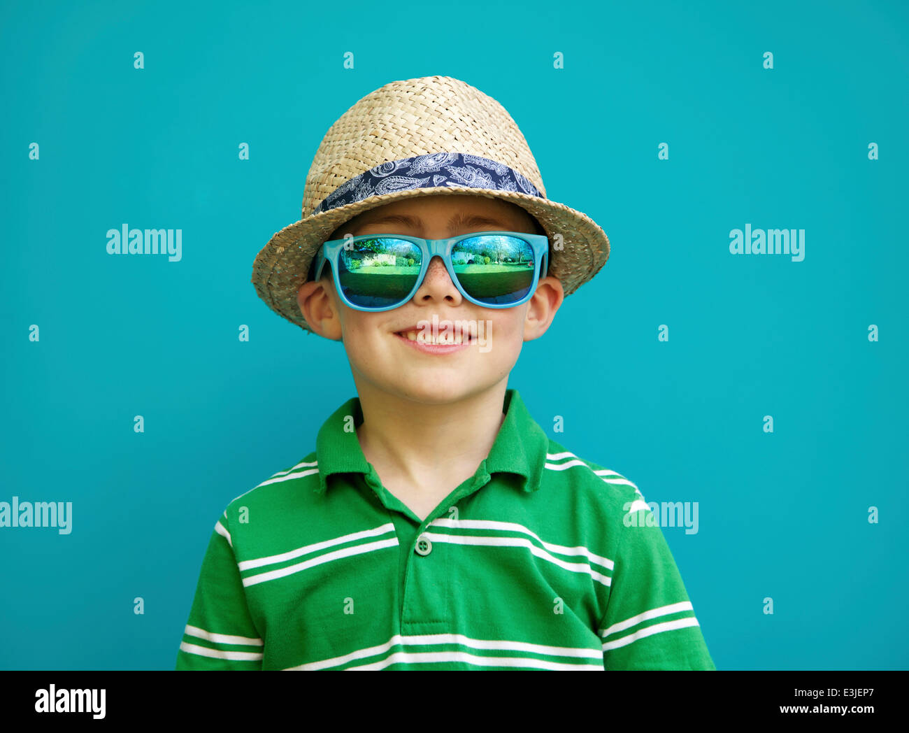 Sorridente ragazzo indossa cappello di paglia e occhiali da sole Foto Stock