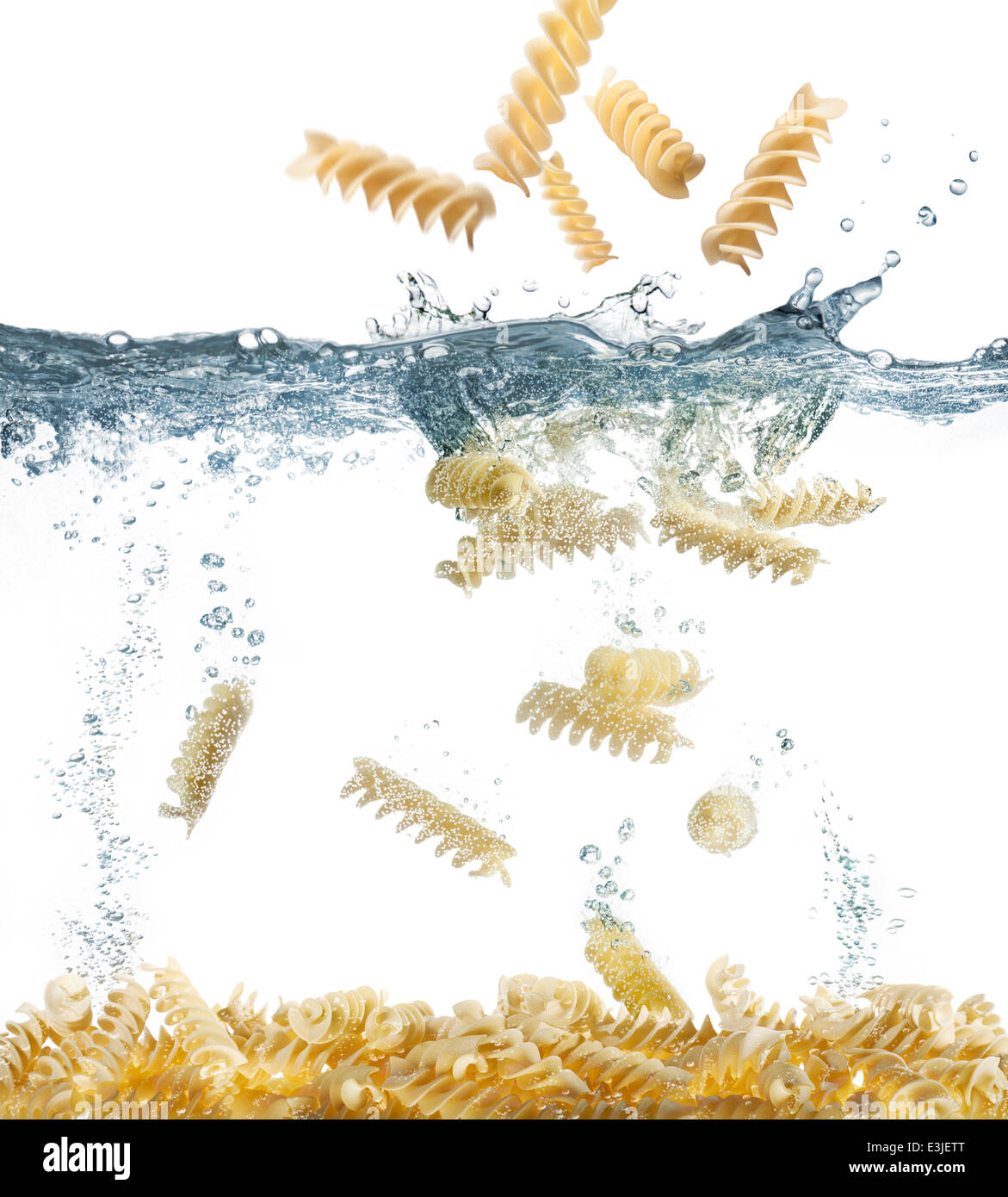 Cade Paste alimentari non cotte in acqua bollente Foto Stock