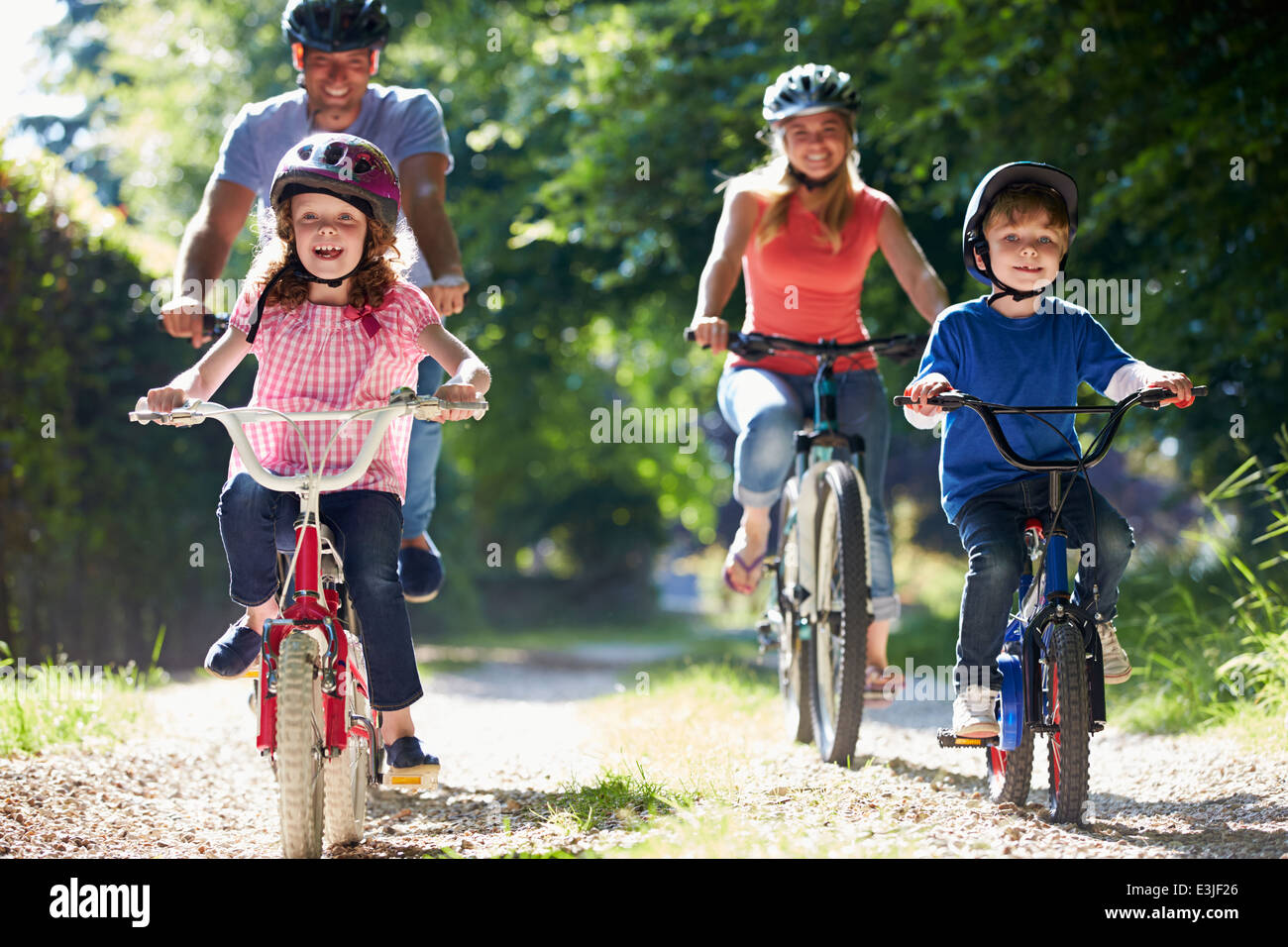 La famiglia sul tragitto in bicicletta in campagna Foto Stock