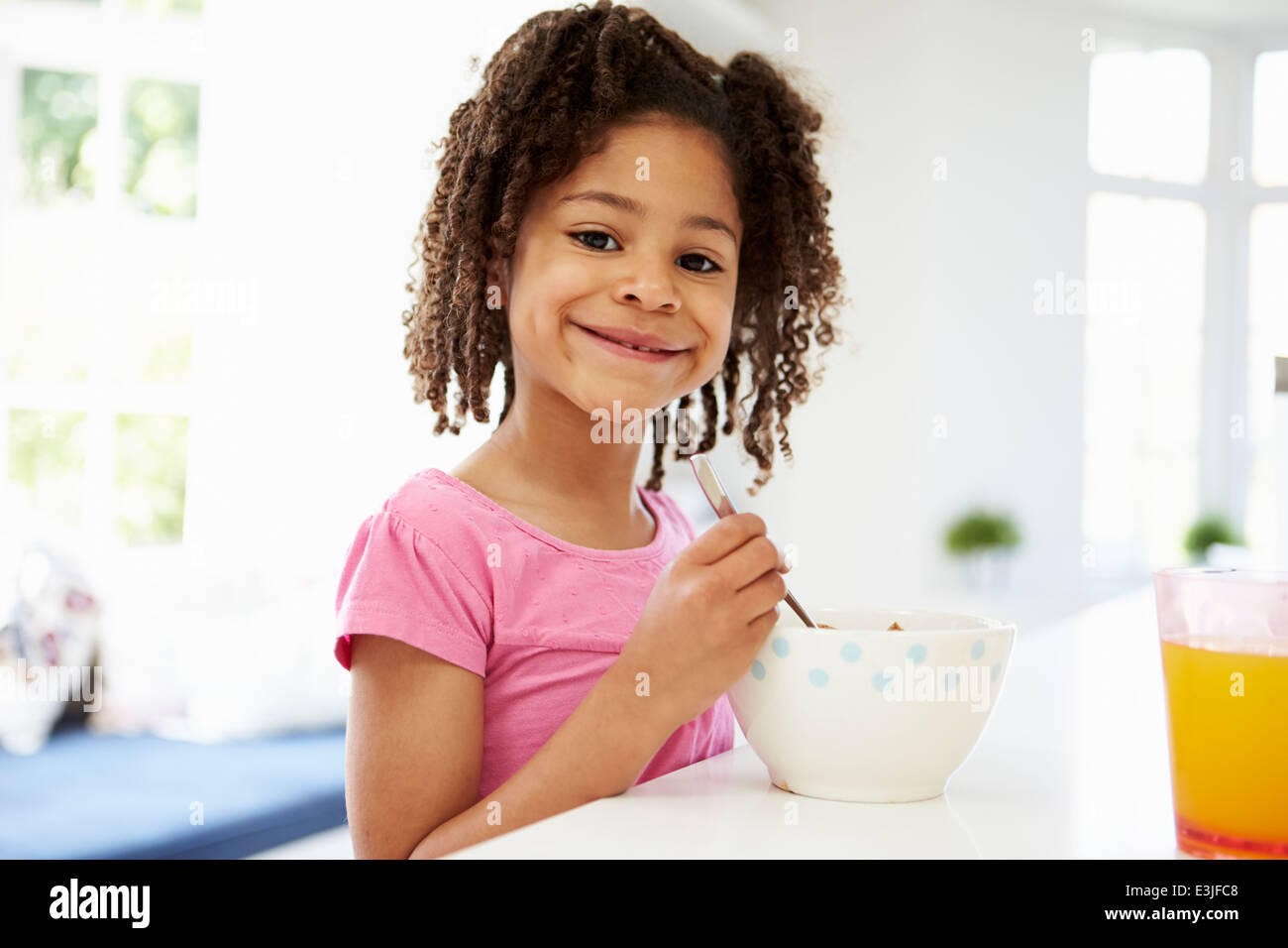 Ragazza giovane con la colazione in cucina Foto Stock