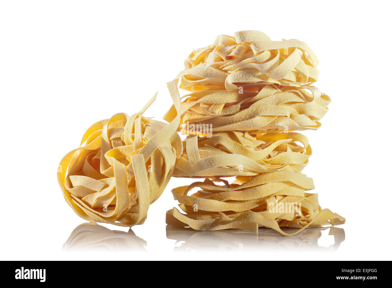 Mazzetto di tagliatelle su sfondo bianco Foto Stock