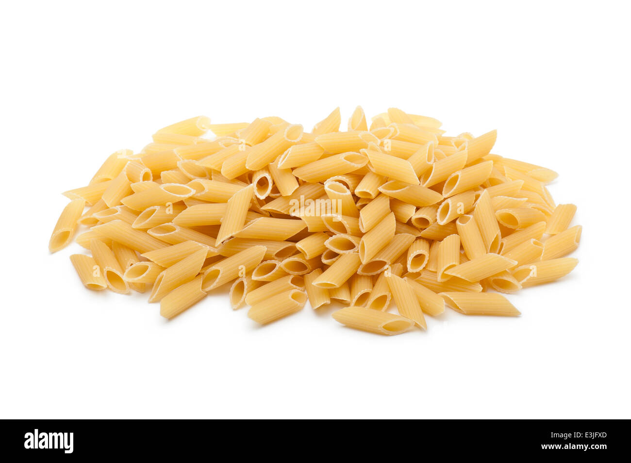 Mazzetto di pasta penne su sfondo bianco Foto Stock
