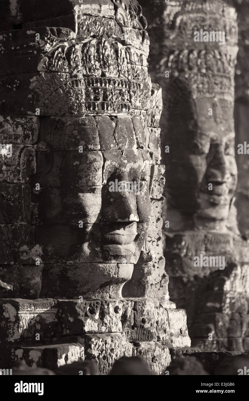 Giant volti sorridenti del Tempio di Bayon nell'antica città di Angkor moderno vicino a Siem Reap Foto Stock