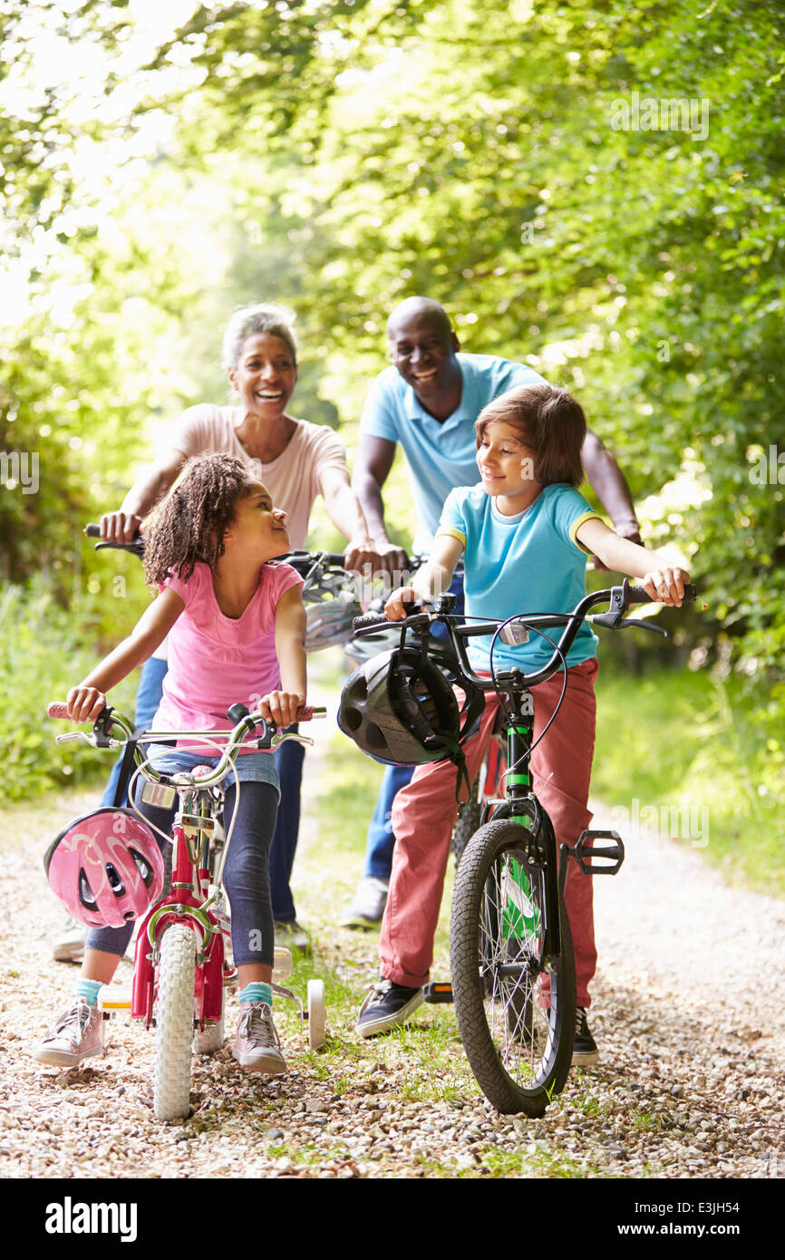 Nonni con i nipoti sul tragitto in bicicletta in campagna Foto Stock