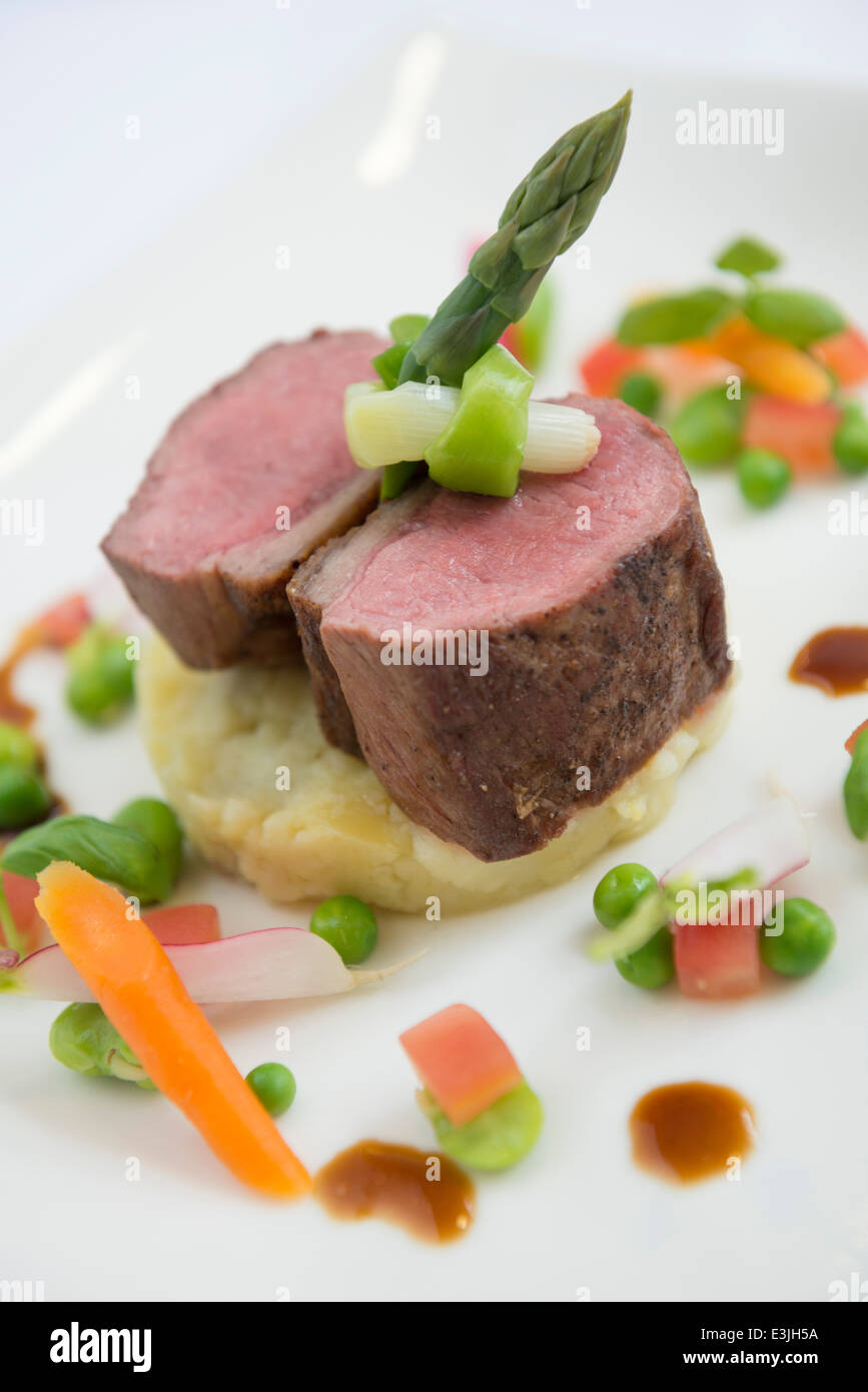 Filetto di maiale con asparagi e patate schiacciate. Foto Stock