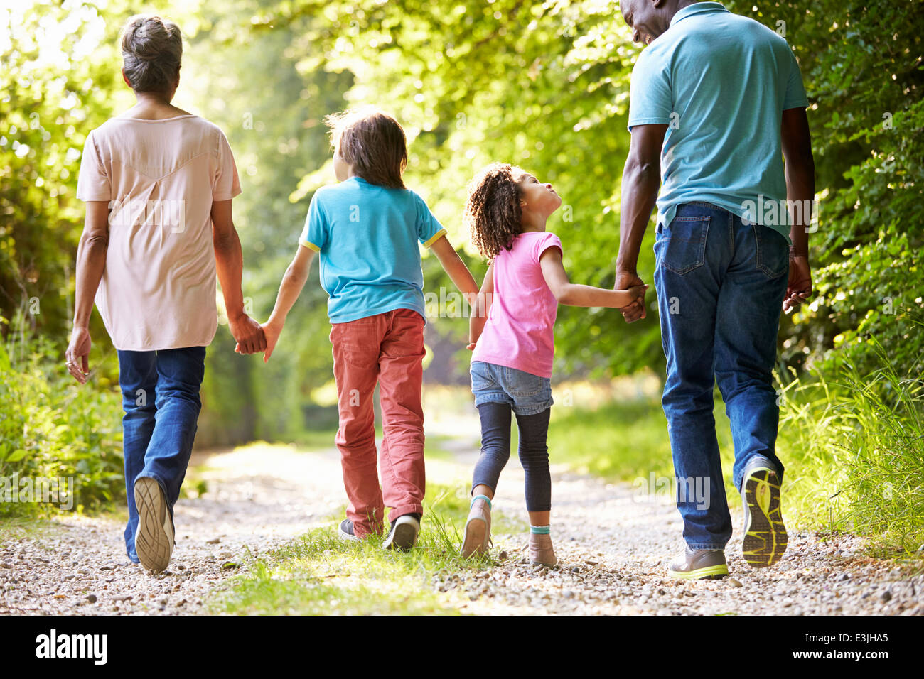 Nonni con i nipoti passeggiate attraverso la campagna Foto Stock