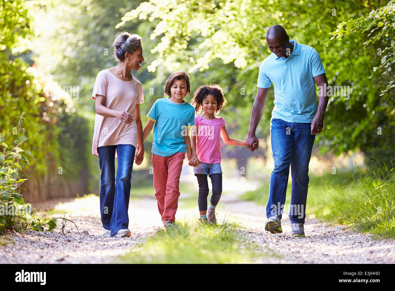 Nonni con i nipoti passeggiate attraverso la campagna Foto Stock