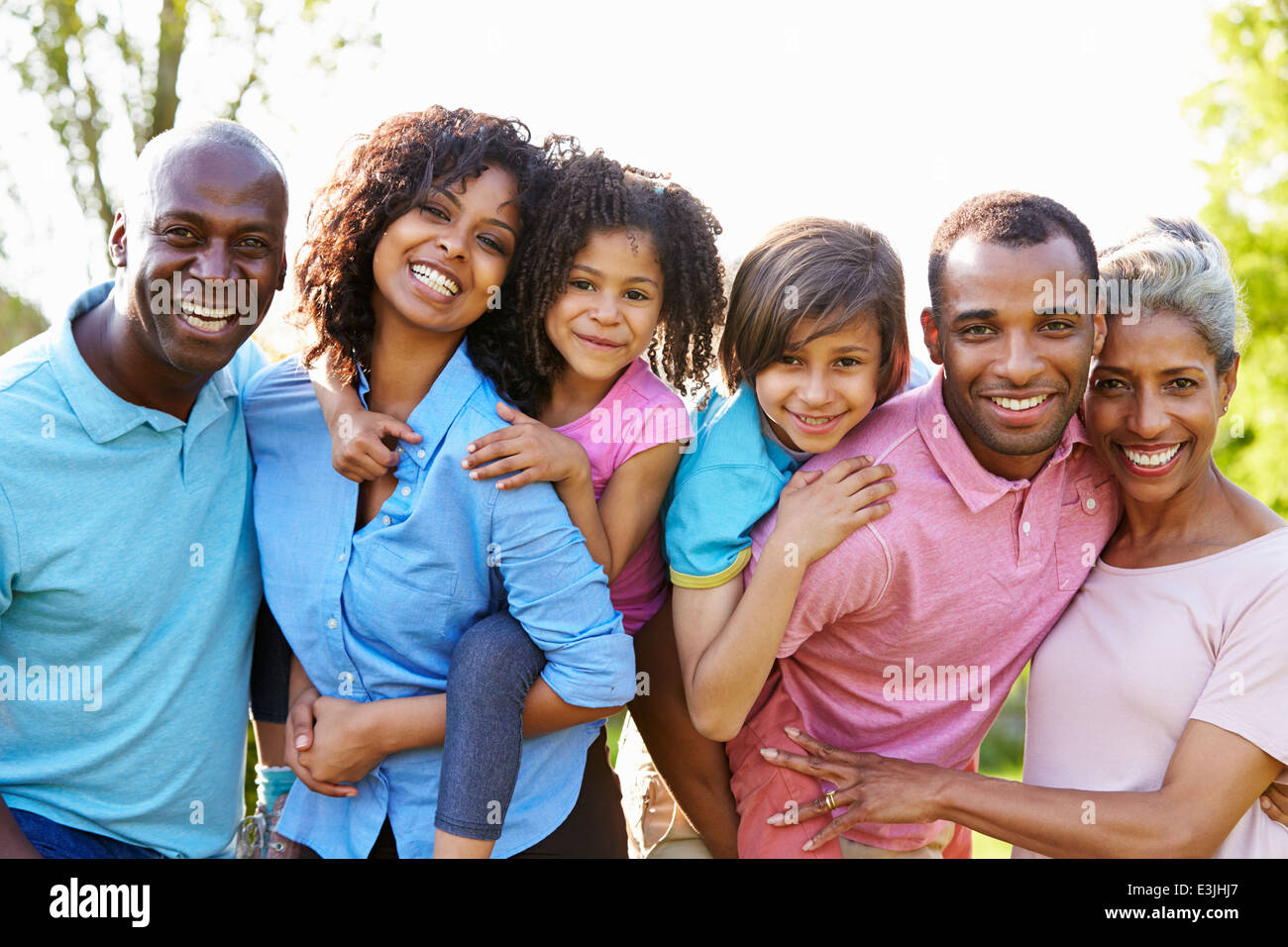 Multi generazione famiglia americana africana in piedi in giardino Foto Stock