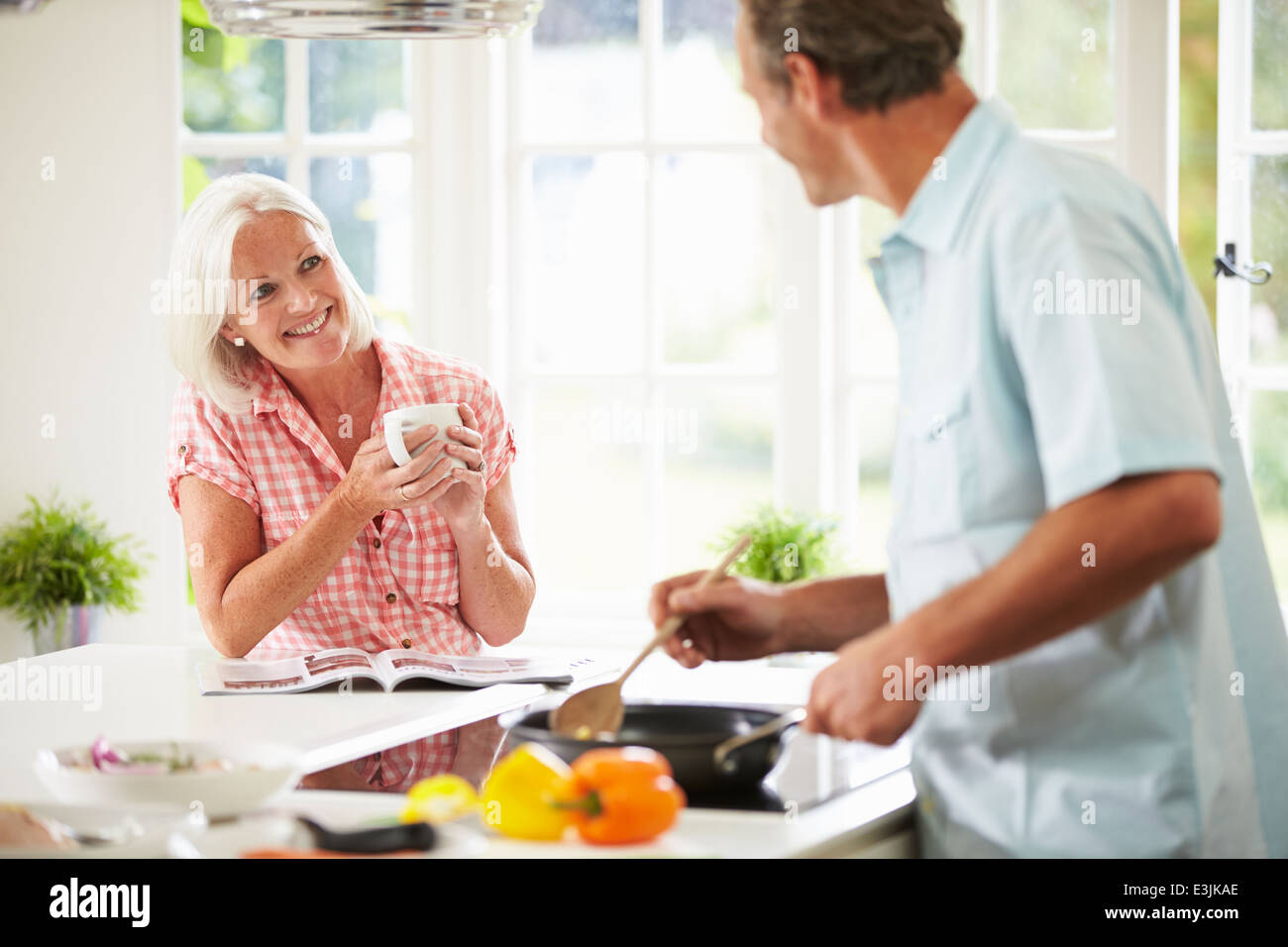 Coppia di mezza età cucinare pasti in cucina insieme Foto Stock