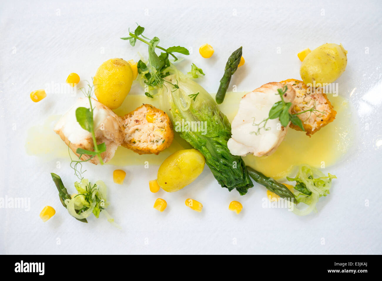 Le sfere di granchio, pesce e patate servita in un ristorante raffinato. Foto Stock