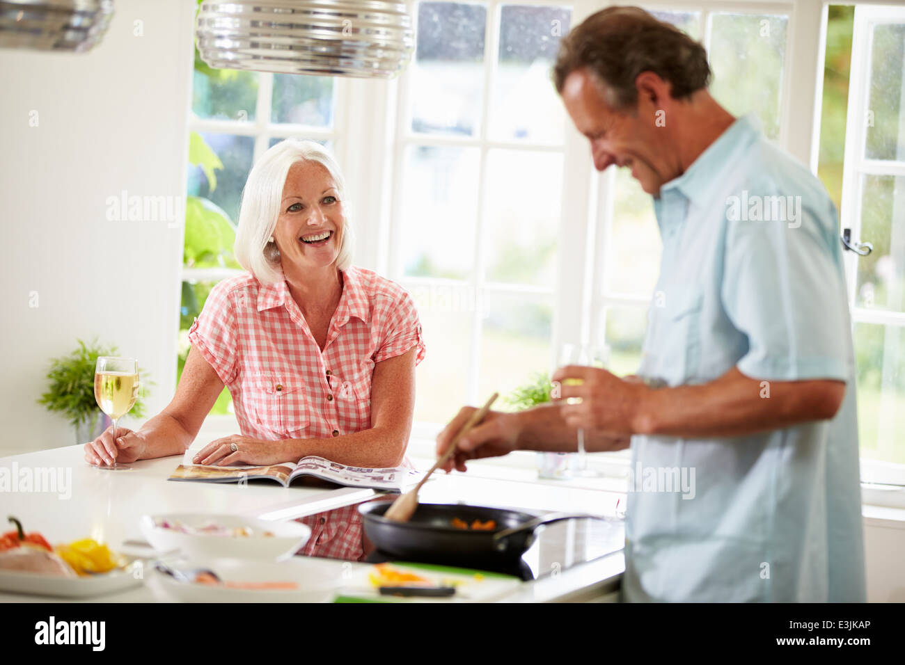 Coppia di mezza età cucinare pasti in cucina insieme Foto Stock