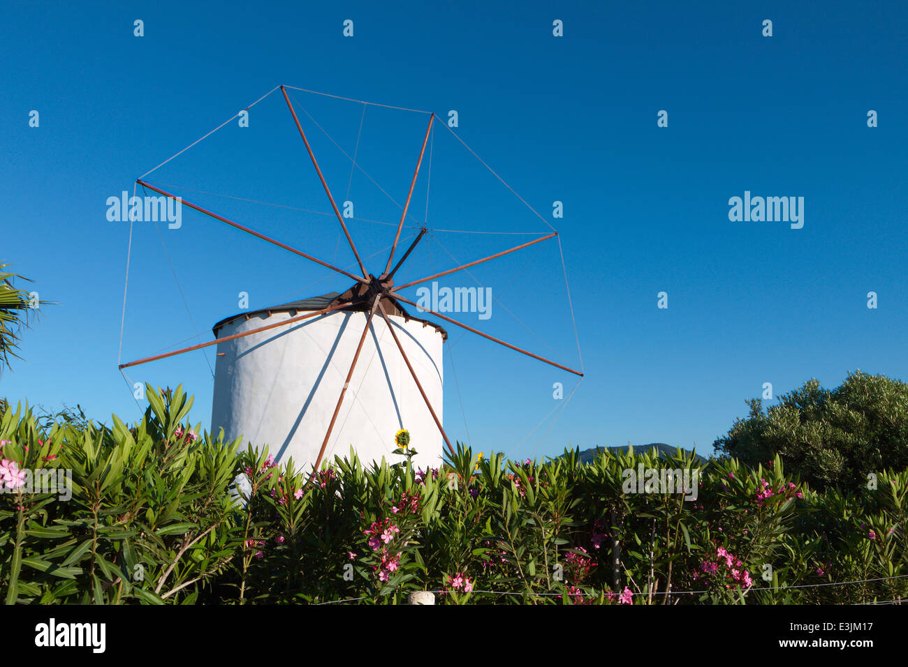 Il vecchio mulino a vento tradizionale trovato alla isola di Kos in Grecia Foto Stock
