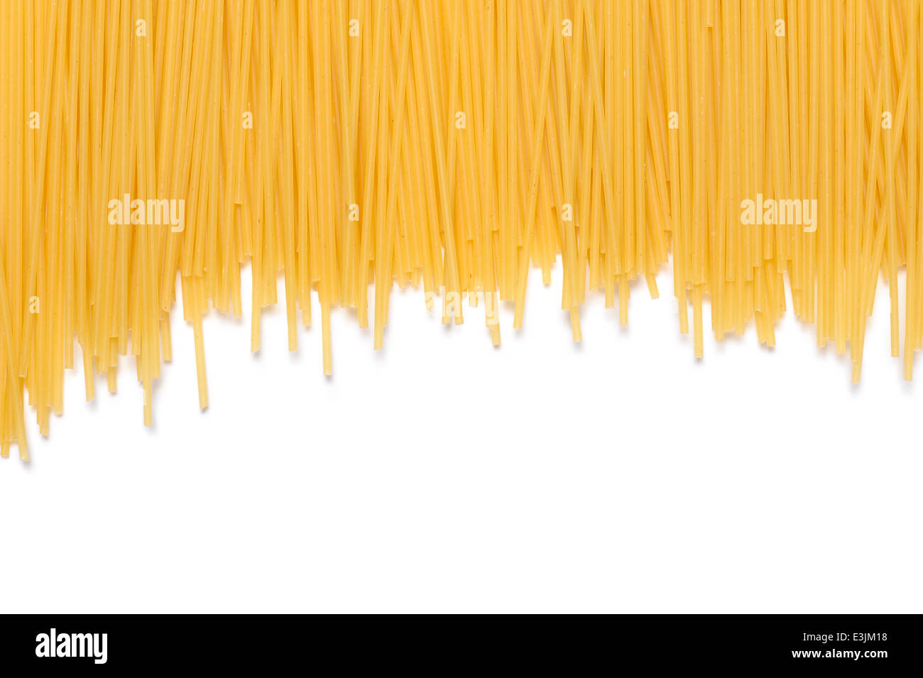 Paste alimentari non cotte spaghetti su sfondo bianco Foto Stock