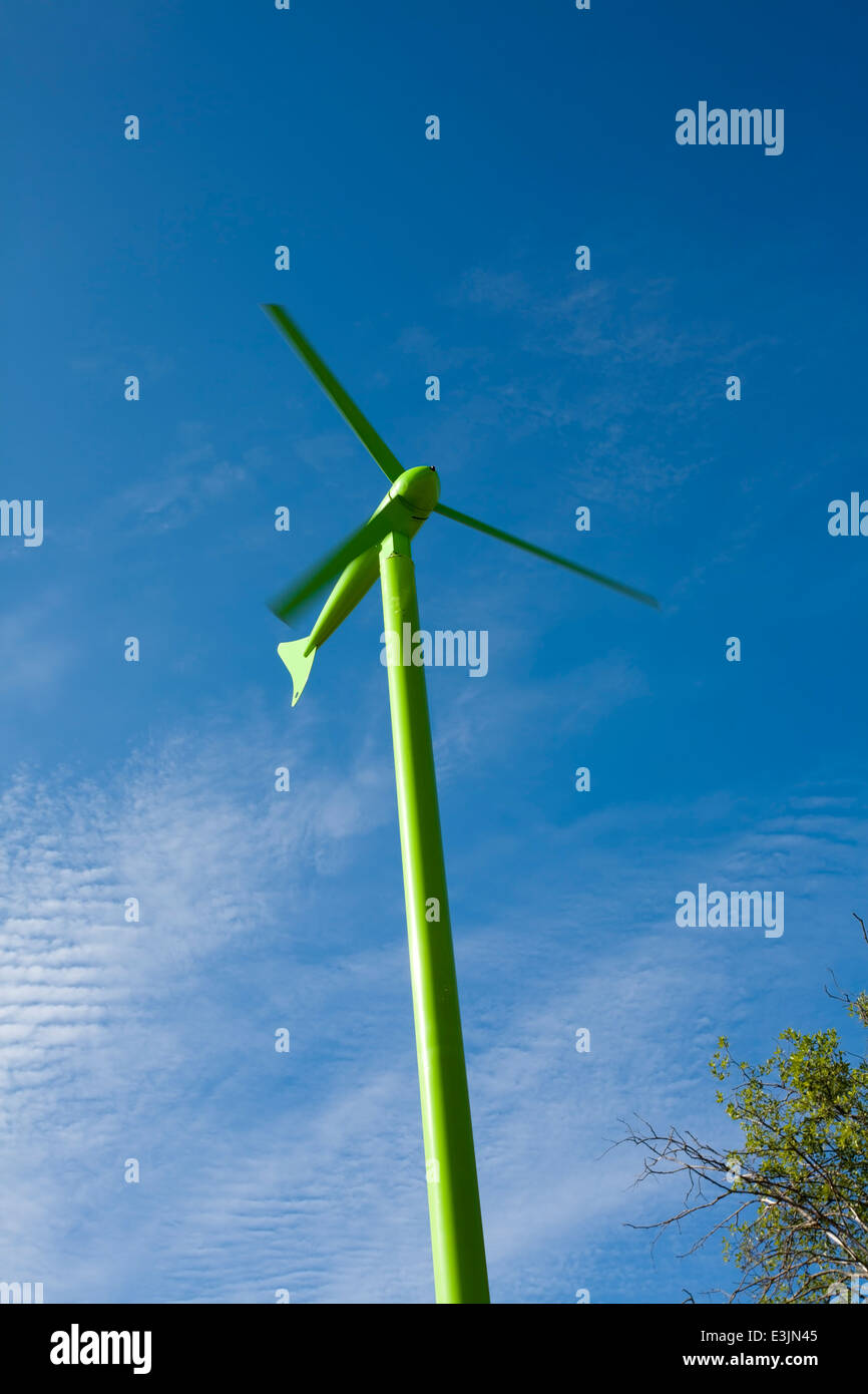 Verde turbina a vento contro il cielo blu Foto Stock