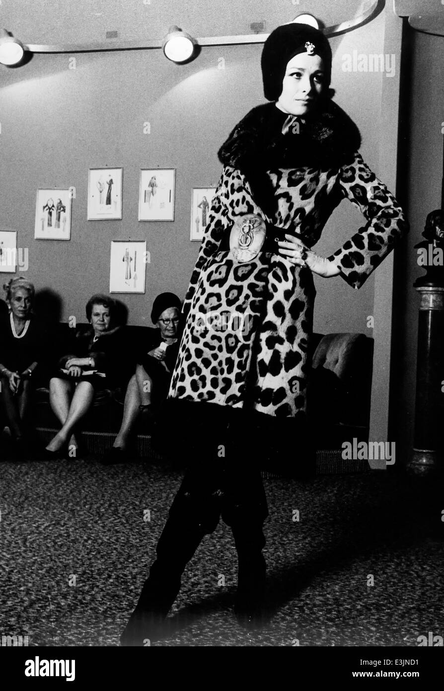Modello durante una sfilata di moda negli anni sessanta Foto Stock