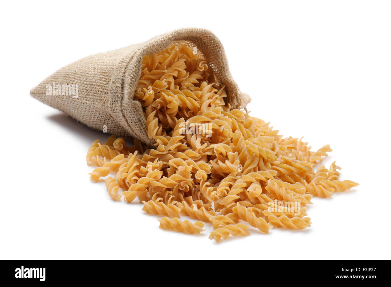 Paste alimentari non cotte nel sacco di iuta su sfondo bianco Foto Stock