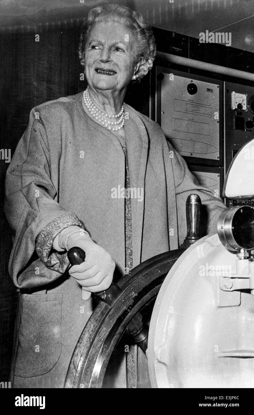Signora spencer churchill nominato il nuovo danese veicoli passeggeri traghetto "Winston Churchill' in occasione di una cerimonia che si terrà a Greenwich,30 maggio 1967 Foto Stock