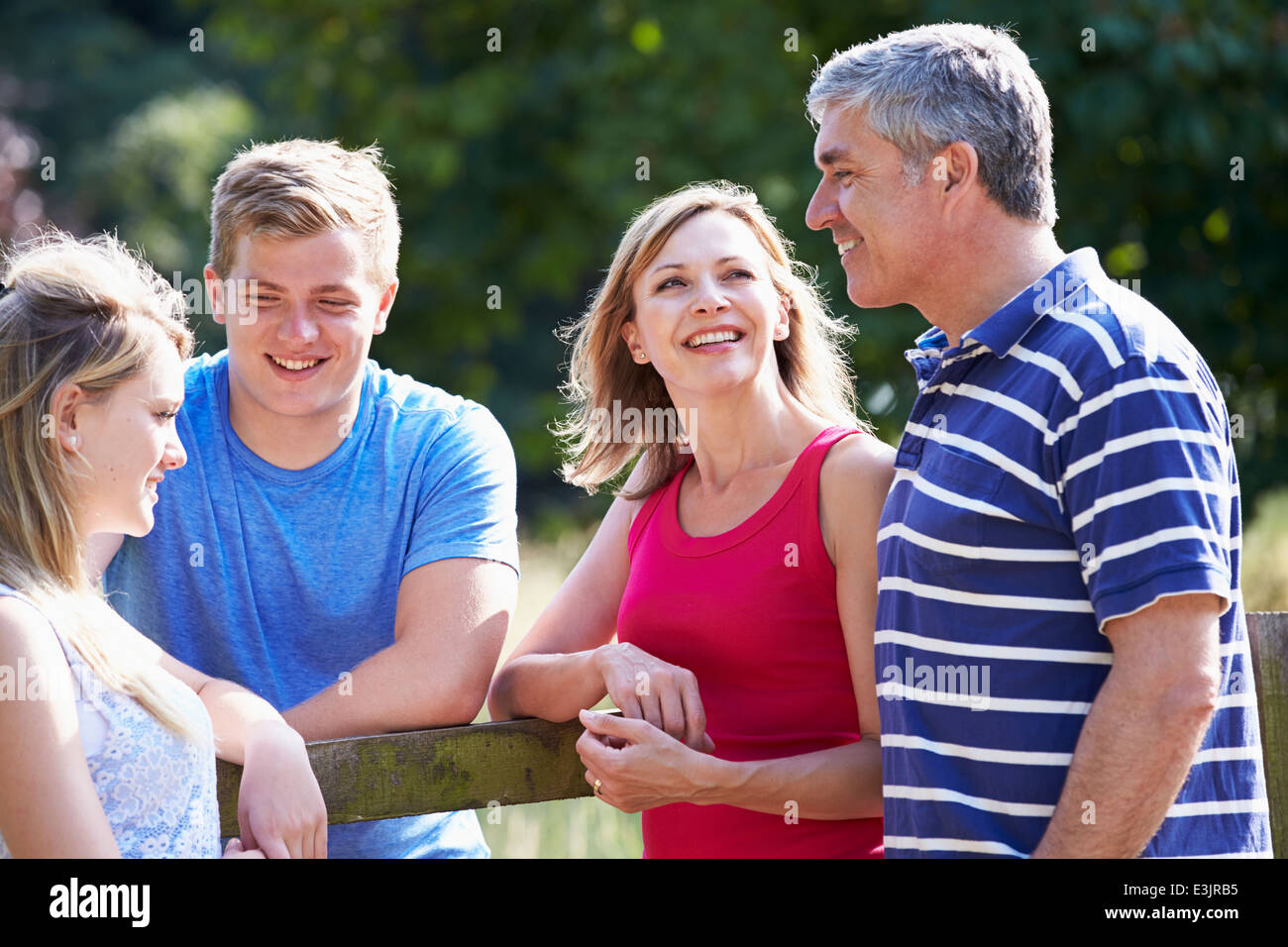 Famiglia con figli adolescenti passeggiate in campagna Foto Stock