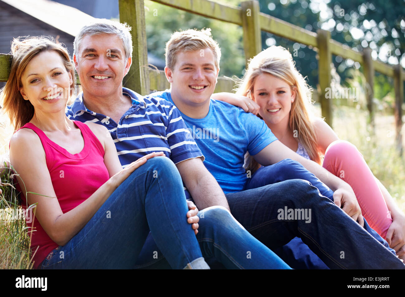 Famiglia di adolescenti in relax sulla passeggiata in campagna Foto Stock