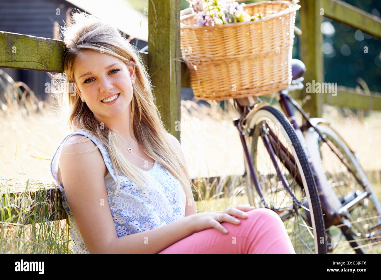 Una adolescente su rilassante pedalata in campagna Foto Stock