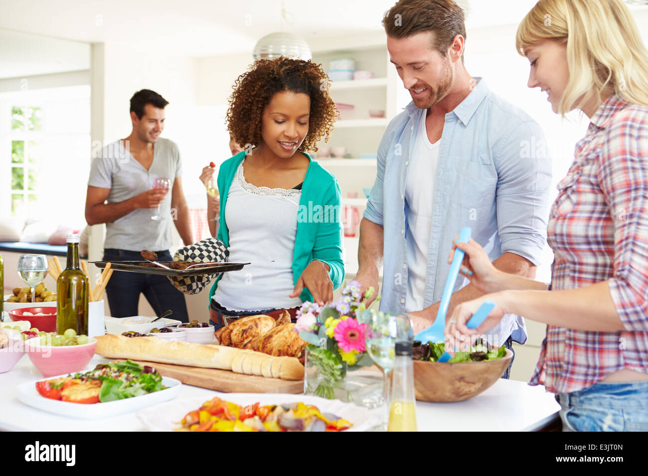 Gruppo di amici a cena parte a casa Foto Stock