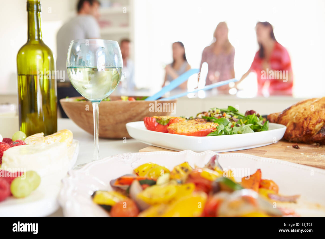 Gruppo di amici a cena parte a casa Foto Stock