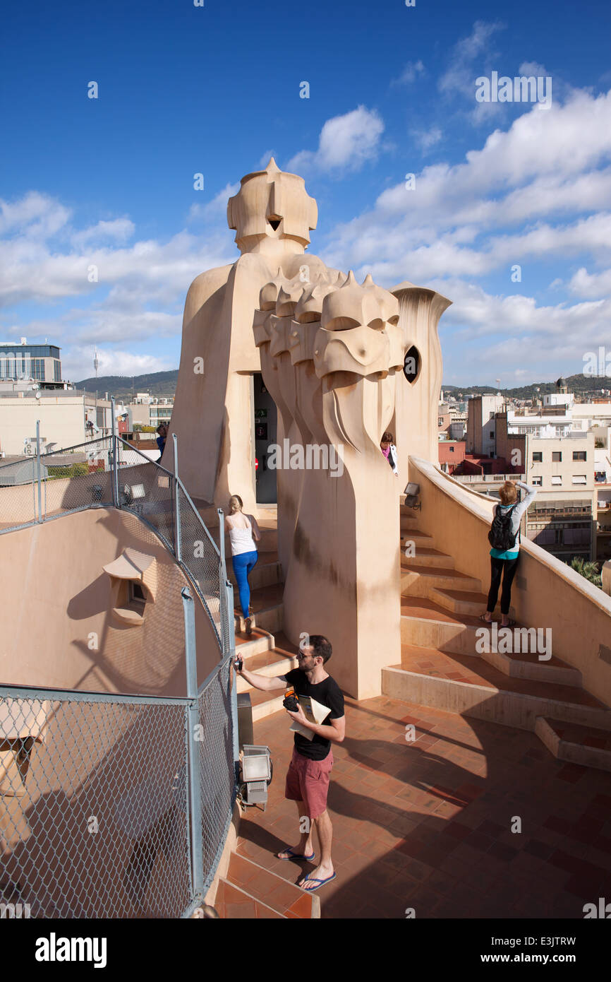 La terrazza sul tetto strega camini astratta della Casa Mila o La Pedrera, progettato da Antoni Gaudì a Barcellona, in Catalogna, Spagna. Foto Stock