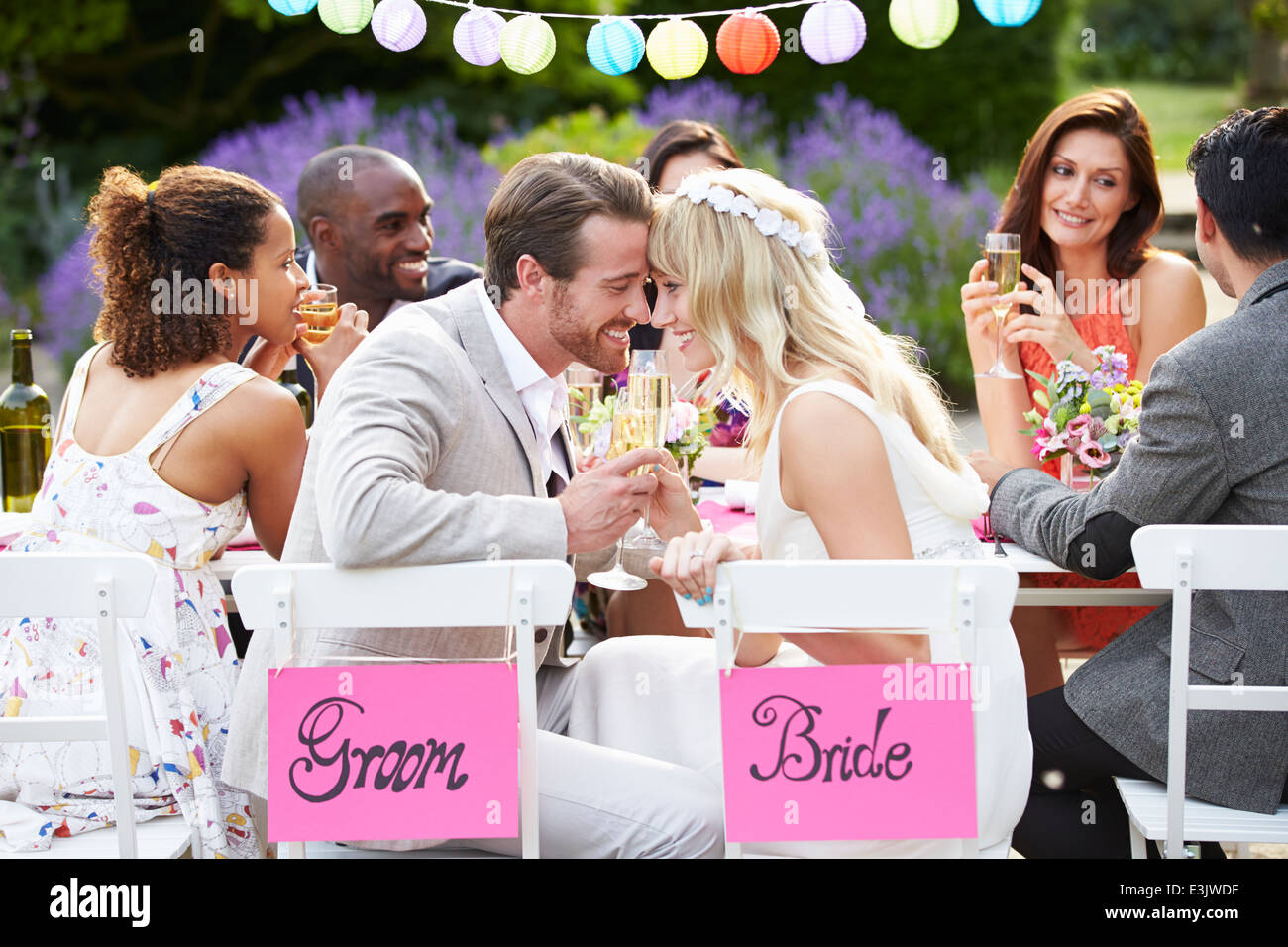 Sposa e lo Sposo godendo di pasto presso il ricevimento di nozze Foto Stock