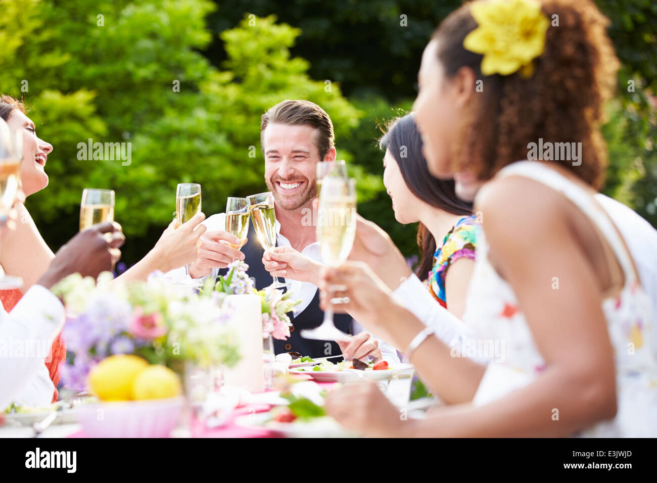 Gruppo di amici gustando Outdoor Dinner Party Foto Stock