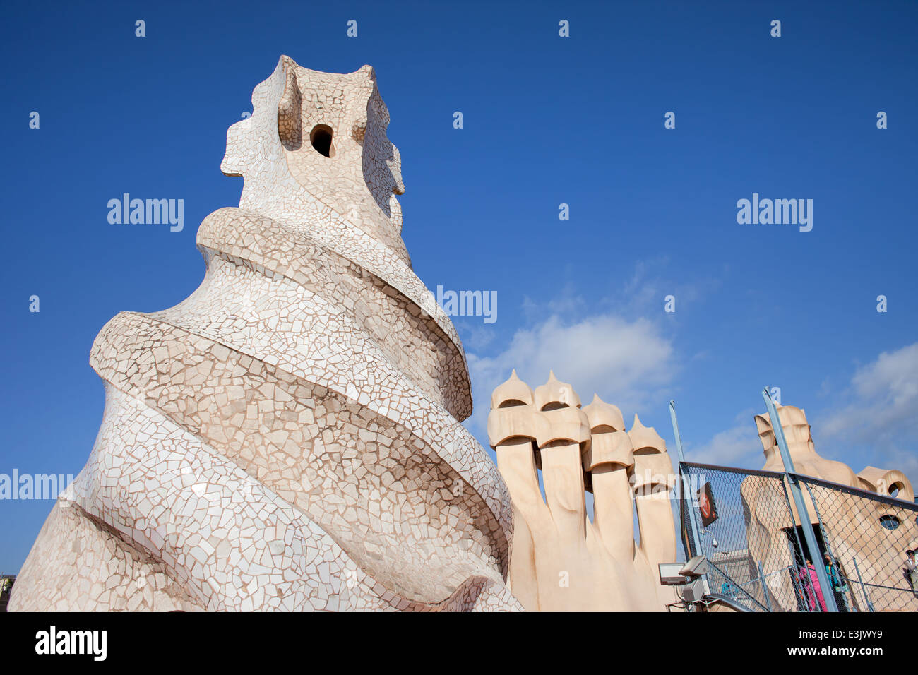 Terrazza sul tetto con camini astratta della Casa Mila o La Pedrera, progettato da Antoni Gaudì a Barcellona, in Catalogna, Spagna. Foto Stock