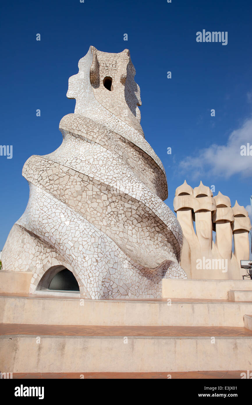 Terrazza sul tetto con camini astratta della Casa Mila o La Pedrera, progettato da Antoni Gaudì a Barcellona, in Catalogna, Spagna. Foto Stock