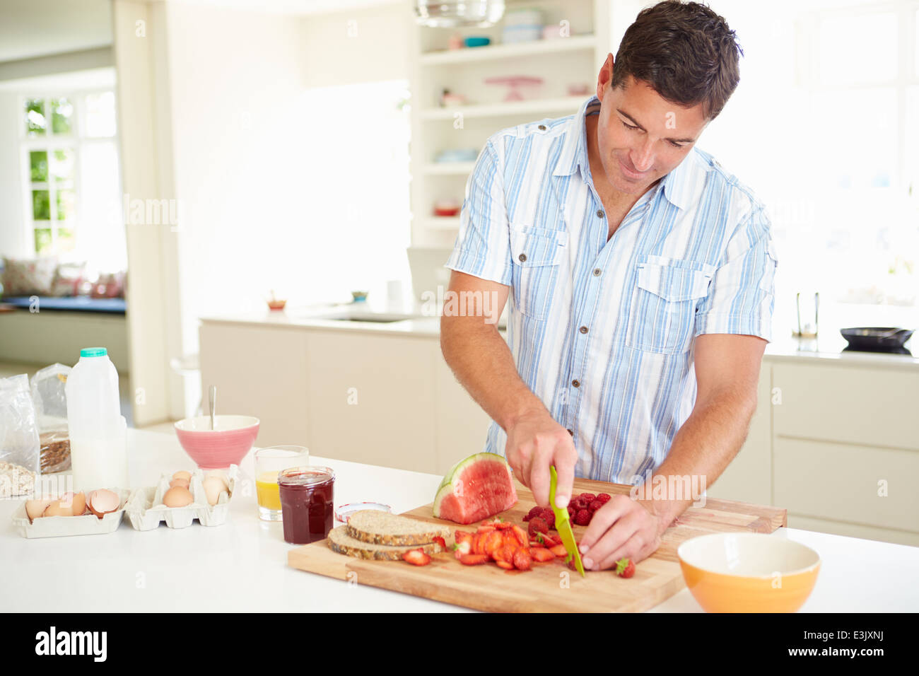 L'uomo preparare una sana prima colazione nella cucina Foto Stock