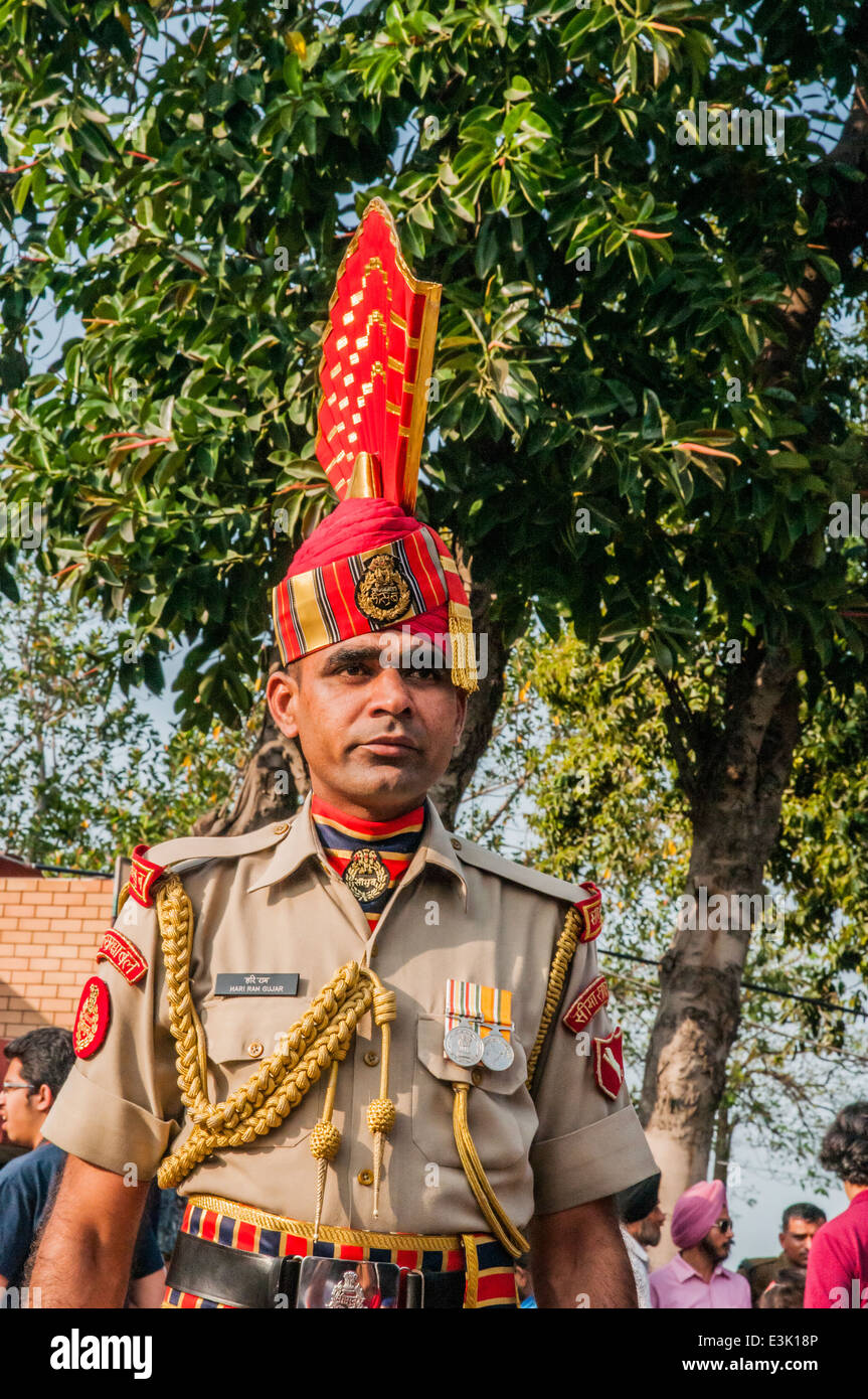 Il confine Wagah chiusura 'abbassamento delle bandiere' cerimonia, quotidianamente una pratica militare al confine India-Pakistan vicino Amritsar Foto Stock