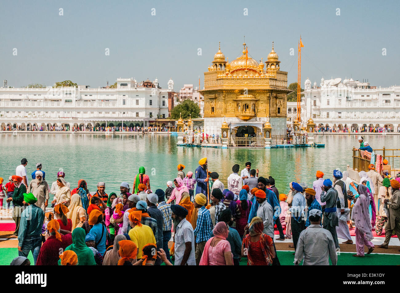 Pellegrini Sikh asciugando fuori dopo il bagno nella vasca di sacro che circonda il tempio d'oro di Amritsar, India Foto Stock