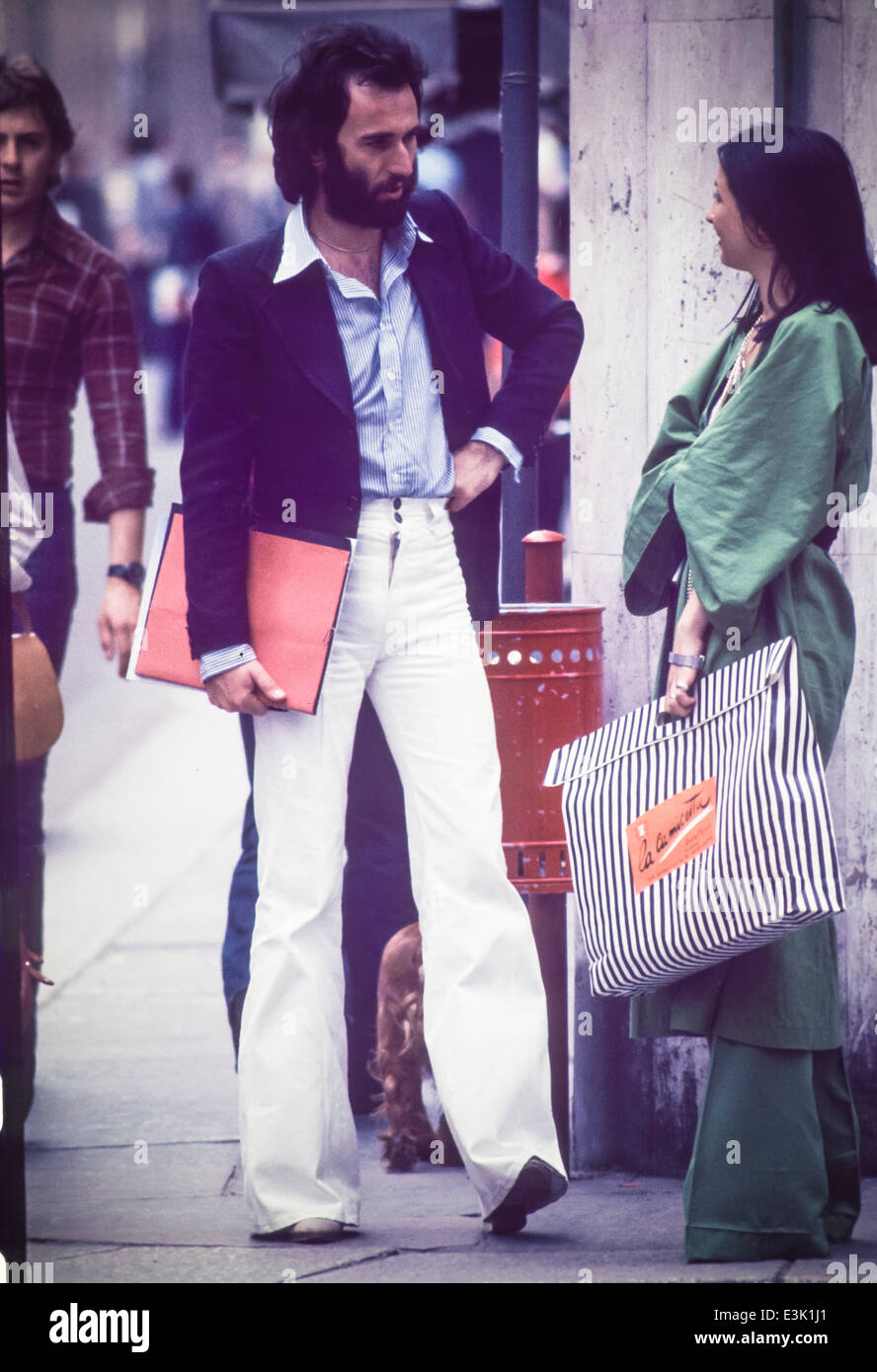 Giovane sulla strada,Milano,70's Foto Stock